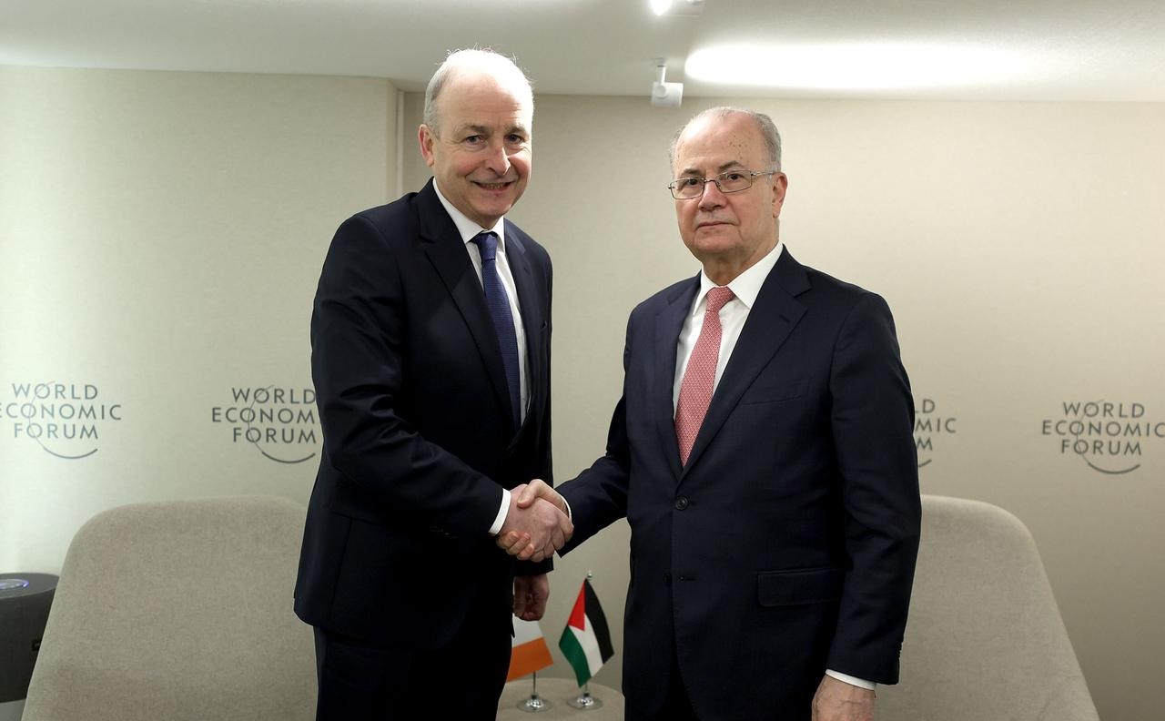 رئيس الوزراء محمد مصطفى يبحث مع رئيس وزراء ايرلندا تطورات الأوضاع في فلسطين