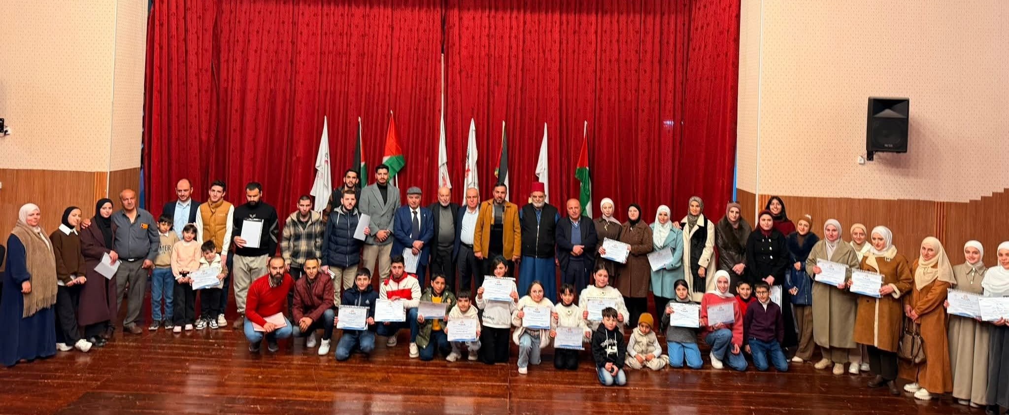 أسرة نادي أحباب اللغة العربية الفلسطيني ودائرة الأنشطة المجتمعية والثقافية في بلدية الخليل تخرّجان منتسبي دورة الخطابة