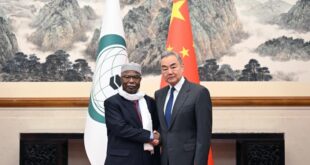 وزير الخارجية الصيني وانغ يي يجري محادثات مع الأمين العام لمنظمة التعاون الإسلامي