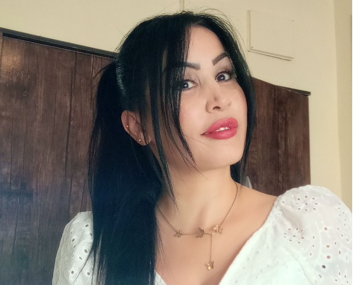 أَفتَحُ بابَ قَلبي لِلرِّيحِ ،