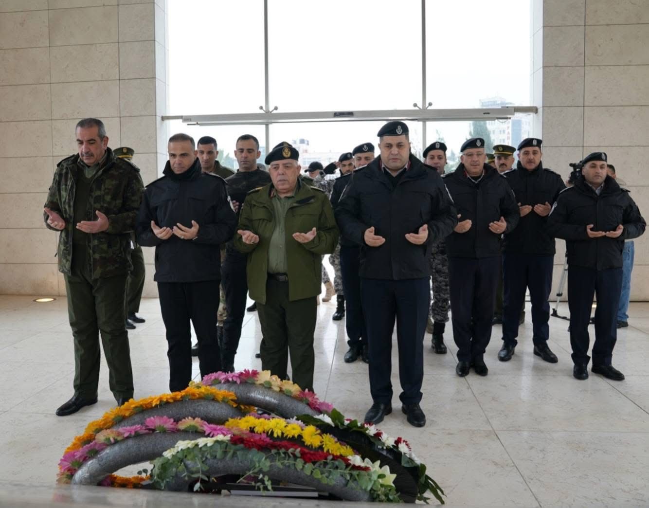 قادة الأجهزة الأمنية يضعون أكاليل زهور على ضريح الشهيد أبو عمار لمناسبة الذكرى الـ61 لانطلاقة الثورة