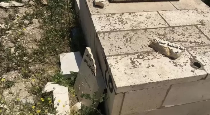مستوطنون يحطمون شواهد قبور إسلامية في القدس