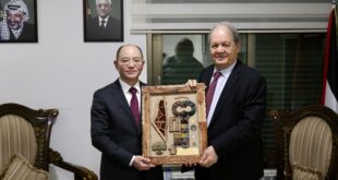 رئيس المجلس الوطني الفلسطيني يودّع السفير الصيني تسنغ جيشين ويمنحه درع مفتاح العودة وخارطة فلسطين