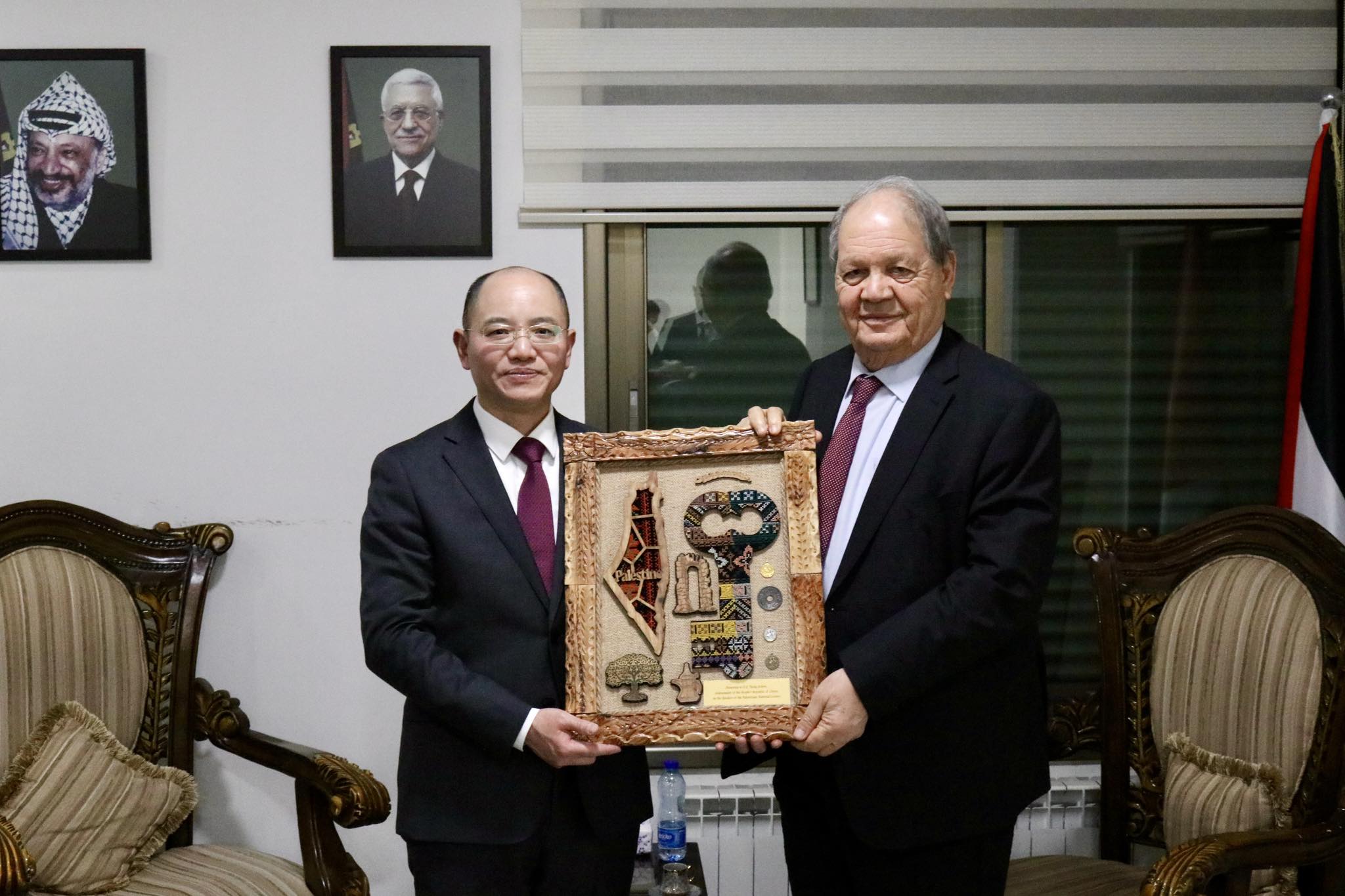 رئيس المجلس الوطني الفلسطيني يودّع السفير الصيني تسنغ جيشين ويمنحه درع مفتاح العودة وخارطة فلسطين