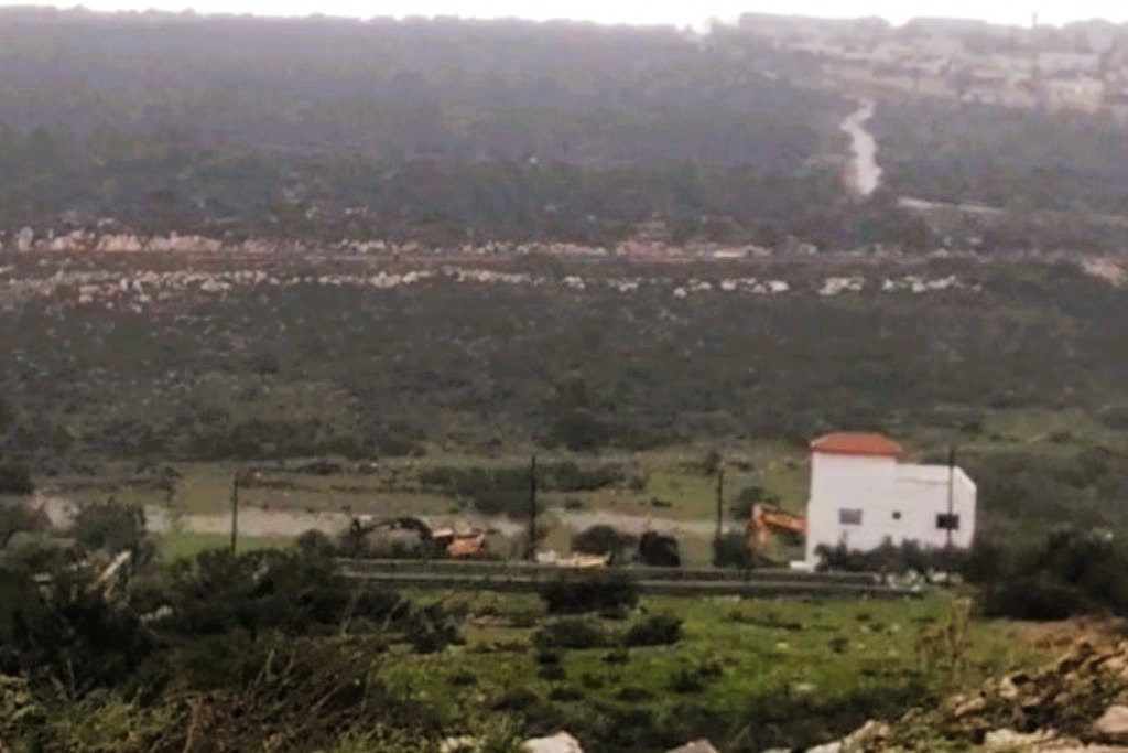 الاحتلال يشرع بهدم منزل في بلدة كفر الديك غرب سلفيت