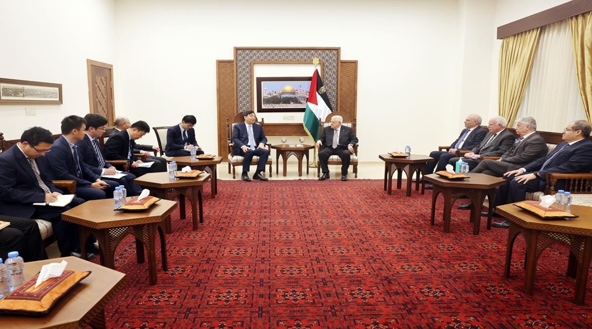 الرئيس محمود عباس يستقبل المبعوث الصيني إلى الشرق الأوسط الخاص تشاي جيون ويثمن مواقف الصين الداعمة للحقوق الفلسطينية