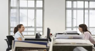 الجلوس الطويل يضر الأوردة ويزيد خطر الدوالي.. طرق وقاية بسيطة