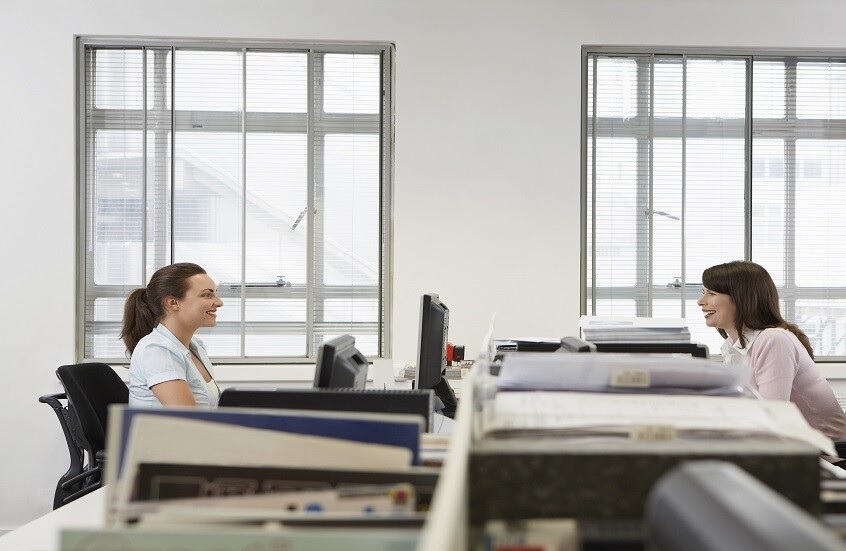 الجلوس الطويل يضر الأوردة ويزيد خطر الدوالي.. طرق وقاية بسيطة