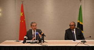 وزيرا خارجية الصين وتنزانيا يلتزمان بتنشيط خط سكة حديد تازارا