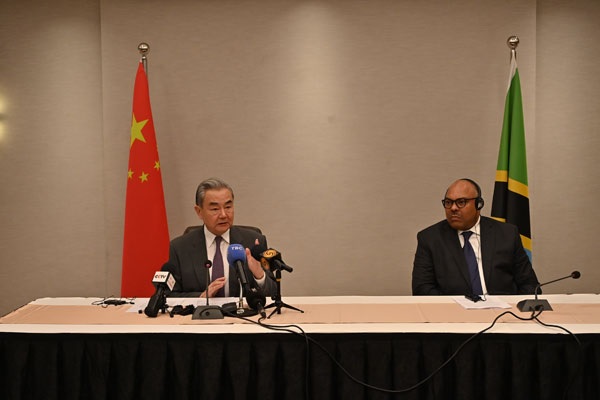 وزيرا خارجية الصين وتنزانيا يلتزمان بتنشيط خط سكة حديد تازارا