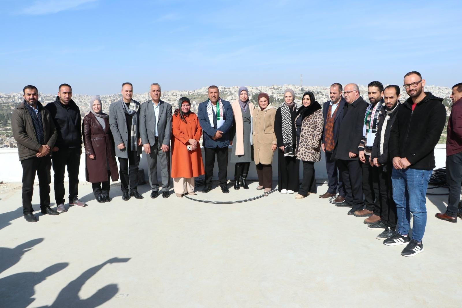 بعد اعتداء الاحتلال.. محافظ الخليل يزور مدرسة أسامة بن منقذ ويشدد على حماية التعليم