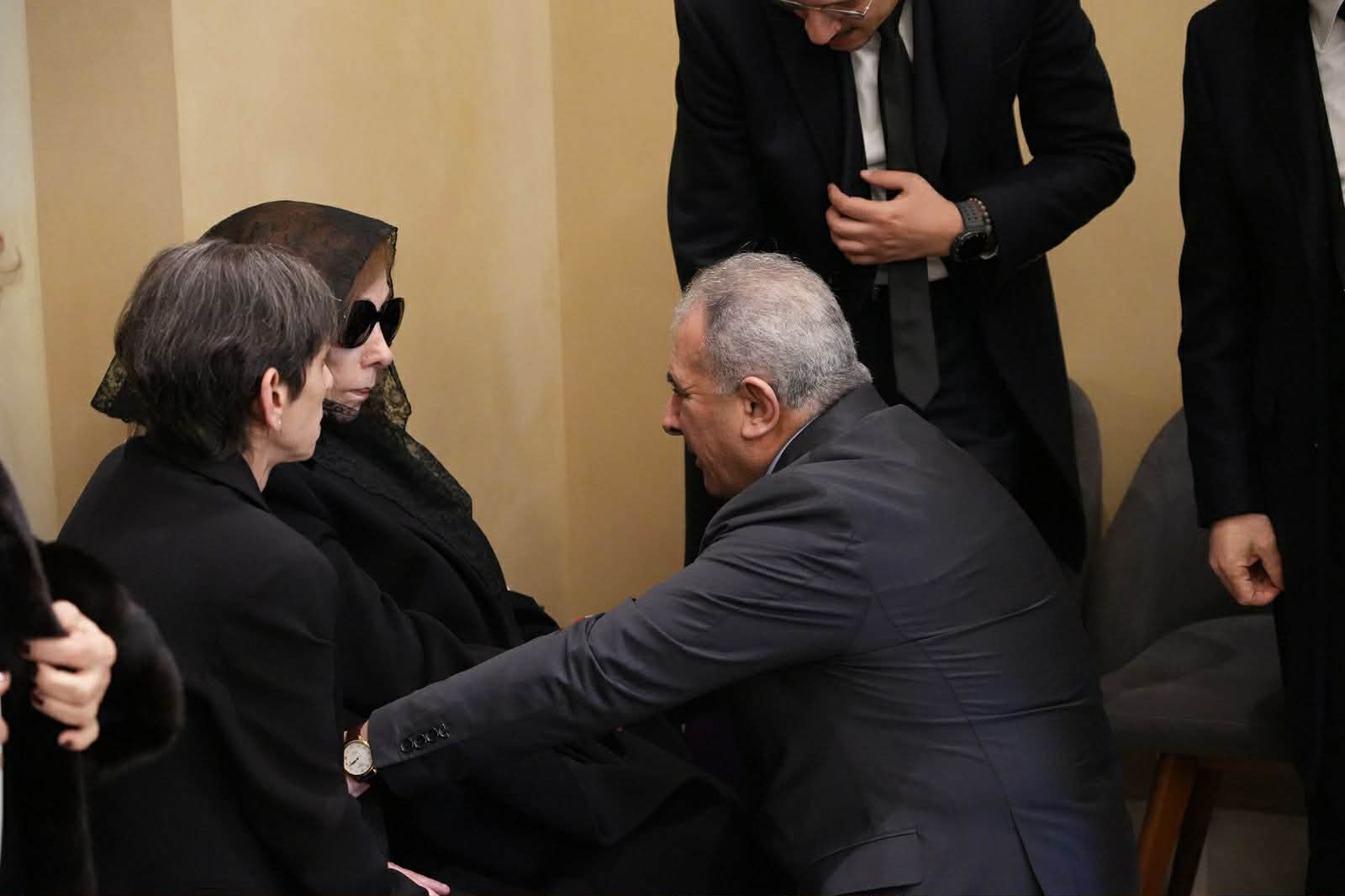 سفير فلسطين يقدم واجب العزاء للسيدة فيروز برحيل نجلها هلي