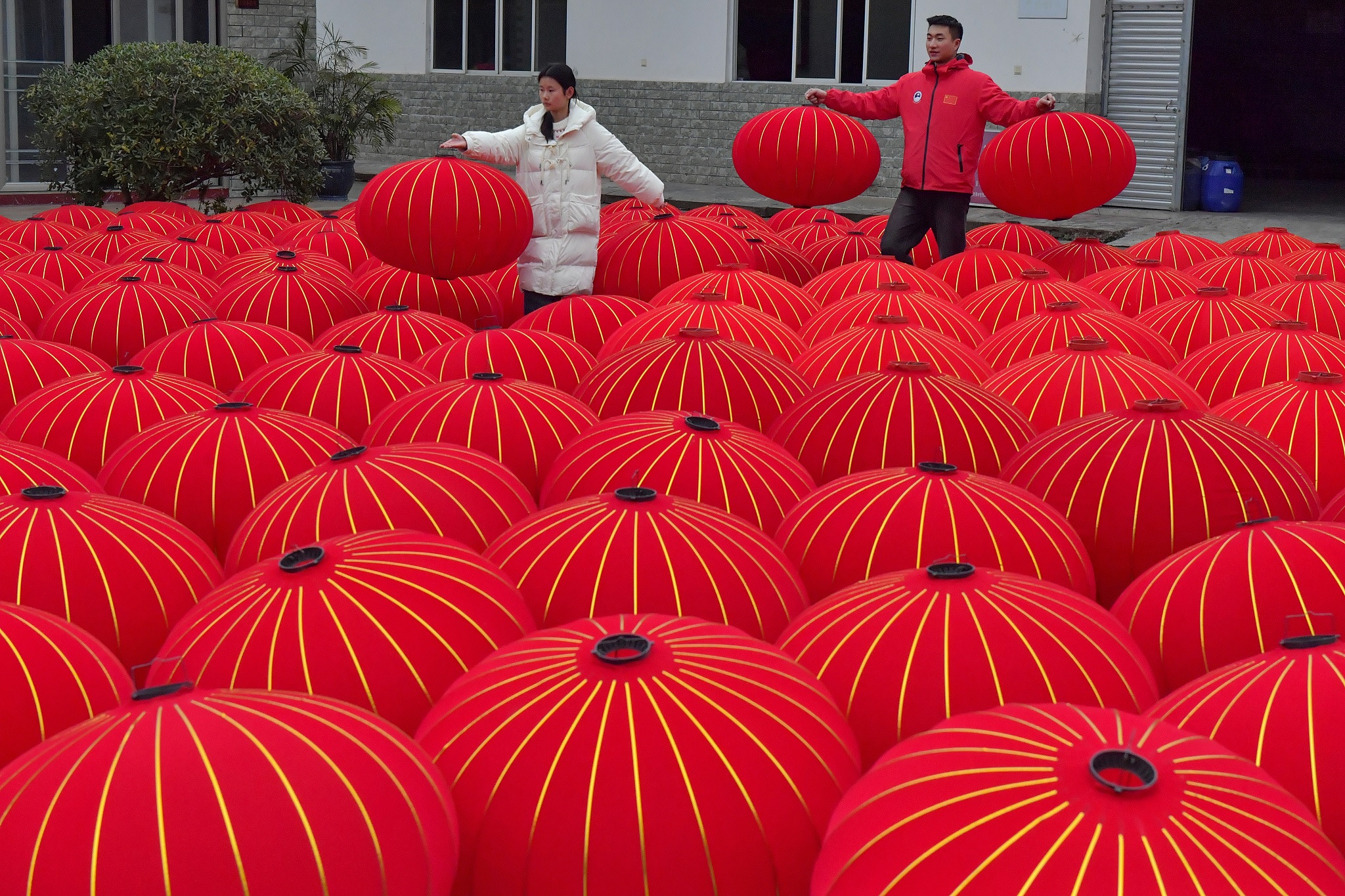 الفوانيس الحمراء الصينية تنتشر عالميا من مدينة تشنغدو مع اقتراب عيد الربيع