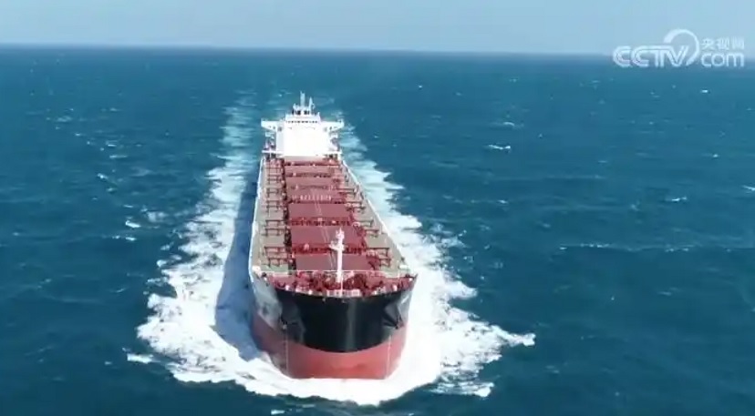 بداية موفقة للخطة الخمسية الخامسة عشرة: سفينة عملاقة تزن 10 آلاف طن تعمل بالأسمدة