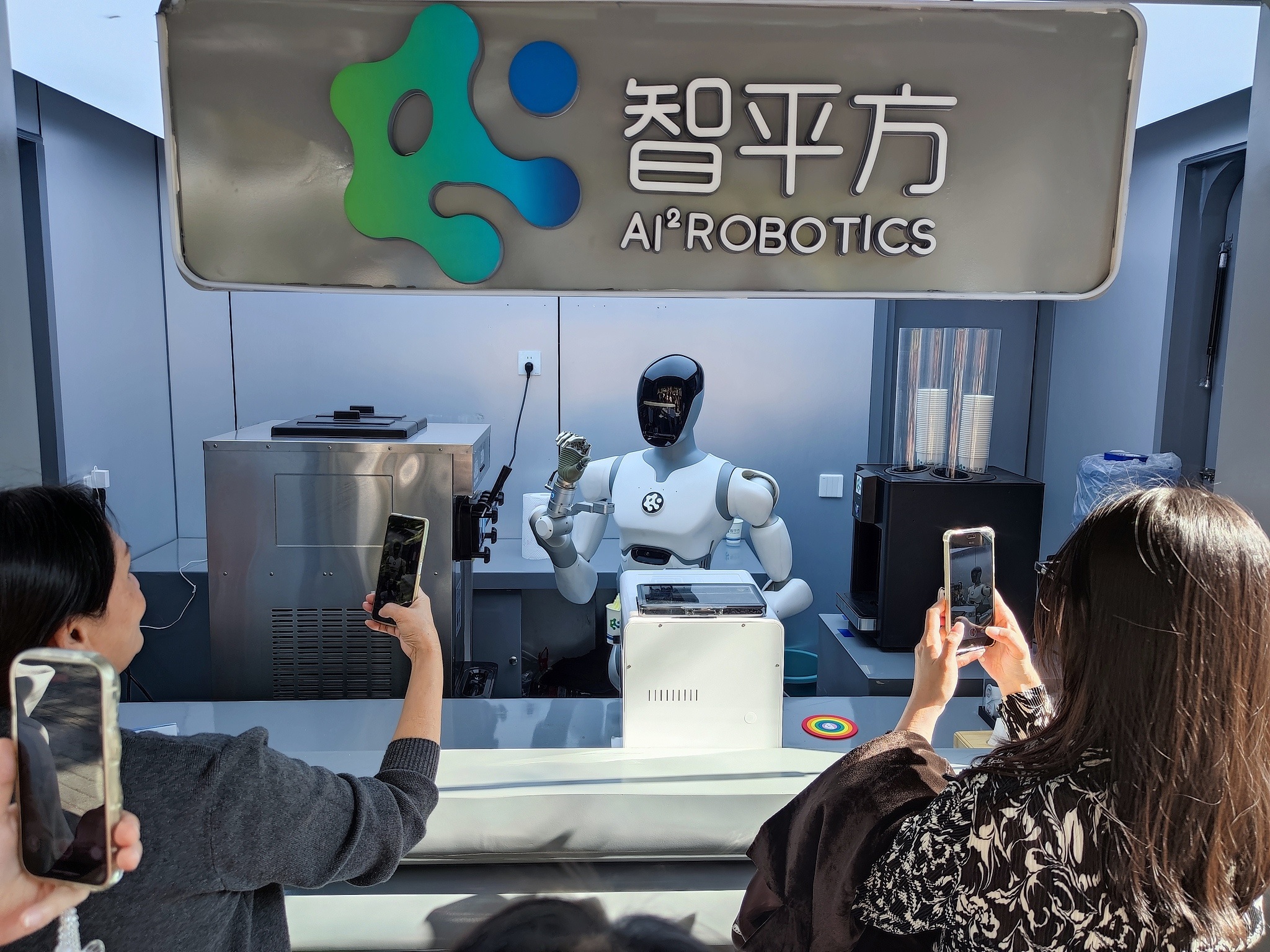 روبوتات تحضّر القهوة والآيس كريم: إطلاق "المكعب الذكي" المعياري في شنتشن