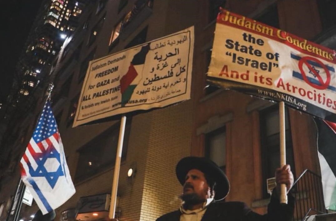 نادي في نيويورك يلغي عرضا كوميديا لإسرائيلي متورط بجرائم الحرب ضد شعبنا