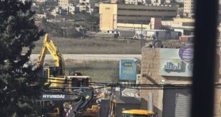الاحتلال يهدم محال ومنشآت تجارية بمحيط مخيم قلنديا شمال القدس المحتلة