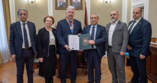 نيابة عن الرئيس: سفير فلسطين لدى روسيا يكرم سيرغي بابورن بــ"وسام لجنة القدس"