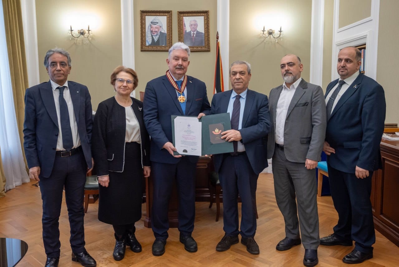 نيابة عن الرئيس: سفير فلسطين لدى روسيا يكرم سيرغي بابورن بــ"وسام لجنة القدس"