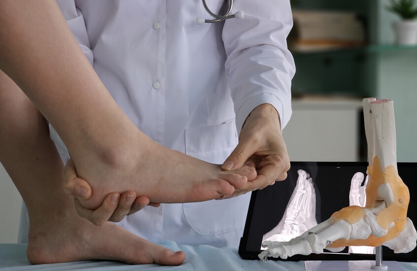 علامات في قدميك تدل على وجود قاتل صامت يهدد حياتك
