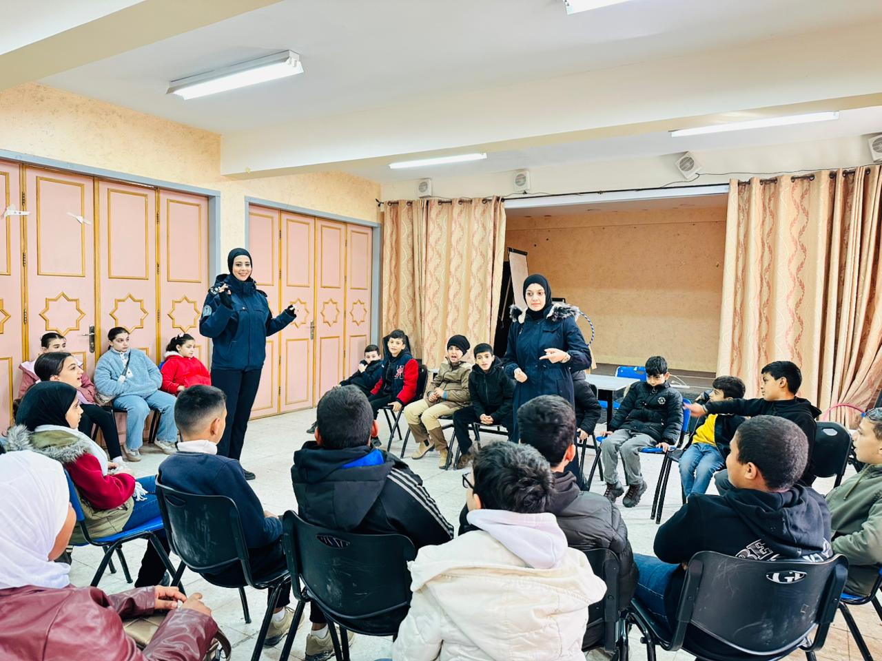 الشرطة تنفذ لقاءات توعوية وتشارك في اختتام مخيم للأطفال في عدد من المحافظات