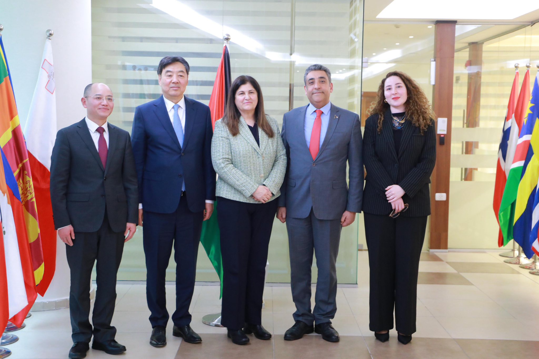 وزيرة الخارجية فارسين اغابيكيان شاهين تستقبل المبعوث الصيني الخاص إلى الشرق الأوسط وتثمن مواقف الصين الداعمة للقضية الفلسطينية