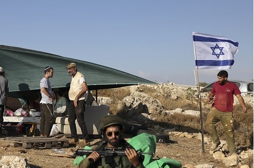 مستوطنون يشرعون ببناء بؤرة استيطانية جديدة في الخان الأحمر