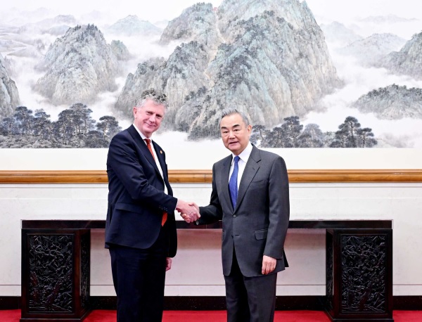 كبير الدبلوماسيين الصينيين يلتقي مستشار الأمن القومي لرئيس الوزراء البريطاني