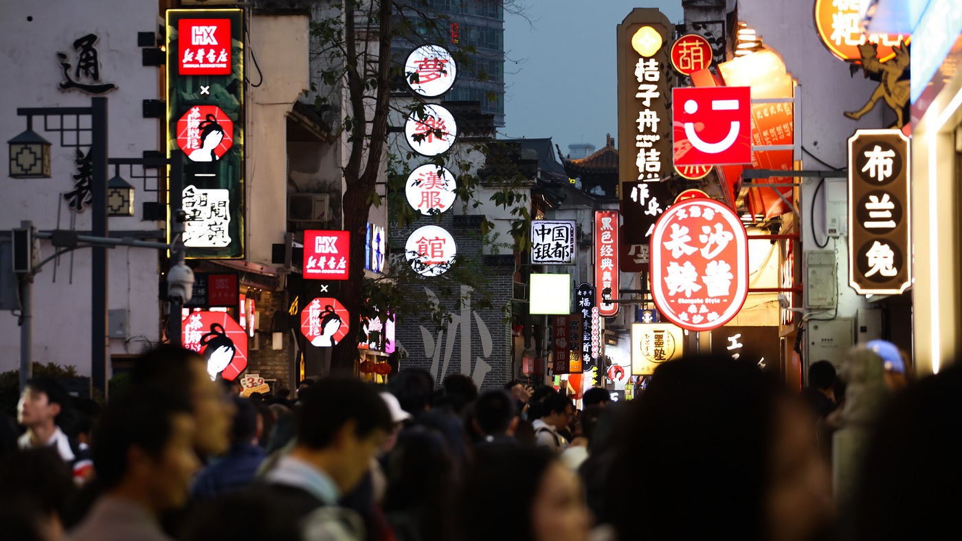 أسواق الاستهلاك في مختلف أنحاء الصين تحافظ على حيويتها منذ مطلع هذا العام