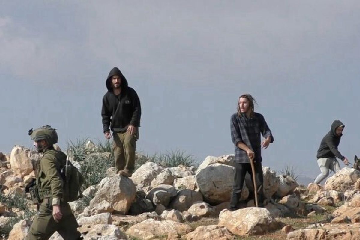 مستوطنون يصورون أراضي في كيسان شرق بيت لحم