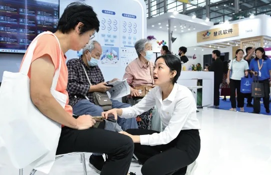 الصين تعزز رعاية كبار السن باستخدام التكنولوجيا لتحسين رفاه المسنين