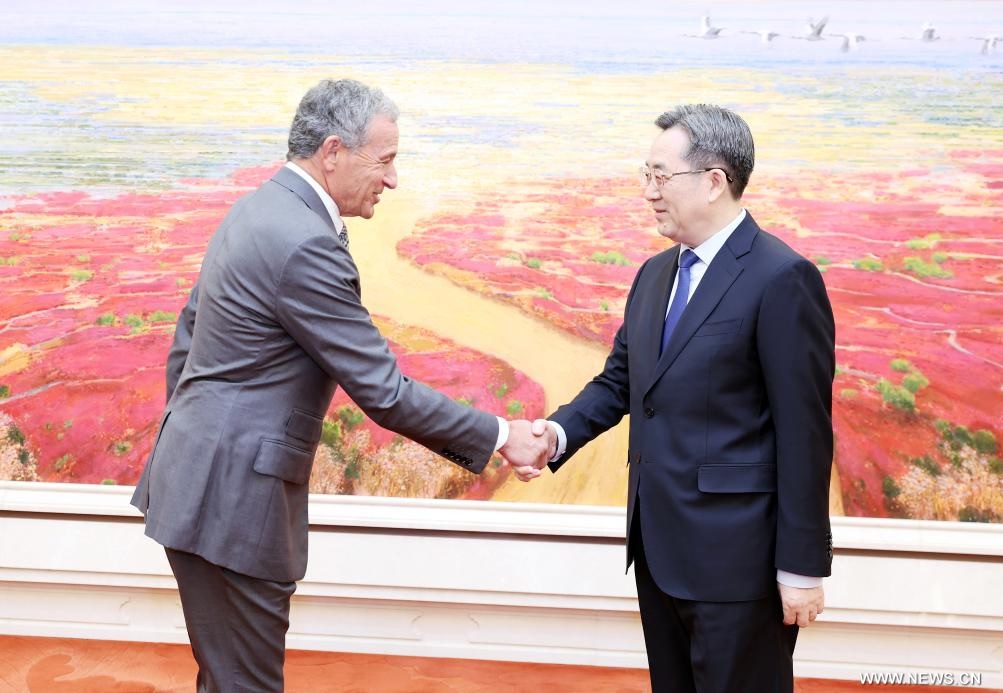 نائب رئيس مجلس الدولة الصيني يجتمع مع الرئيس التنفيذي لشركة "ديزني"