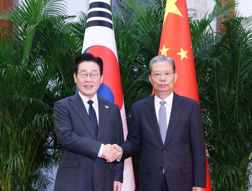 كبير المشرعين الصينيين تشاو له جي يلتقي رئيس جمهورية كوريا