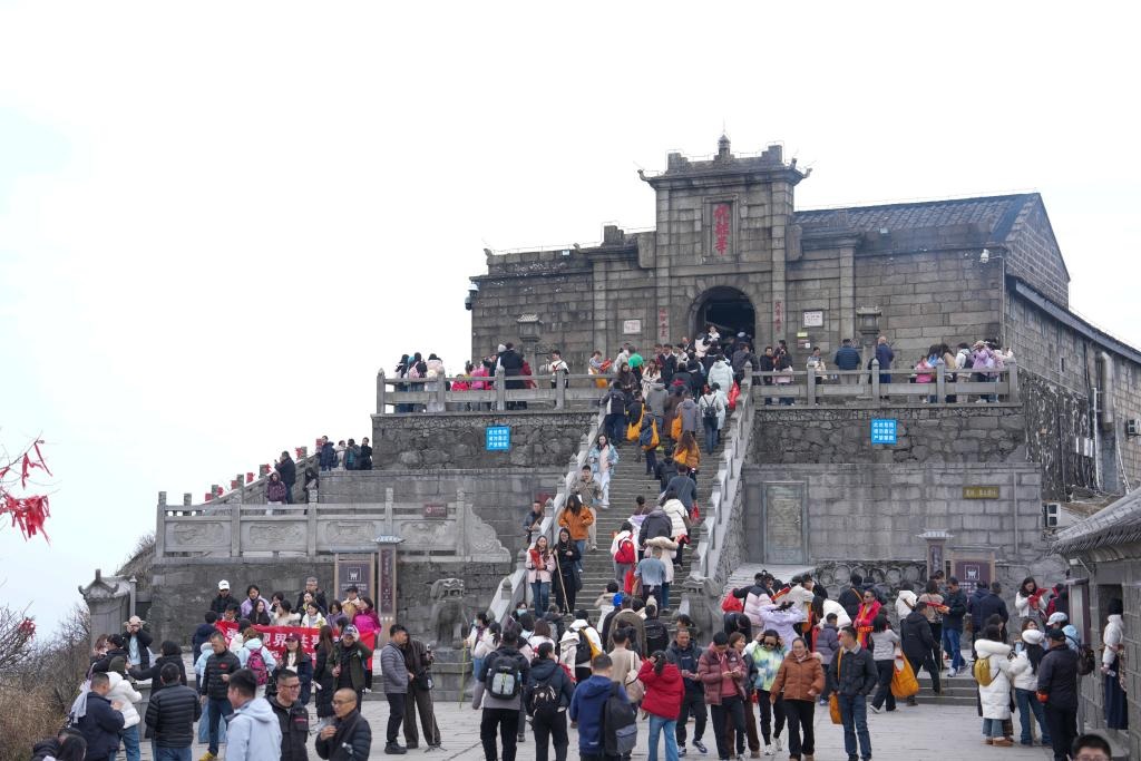 صور : جبل هنغشان السياحي في وسط الصين