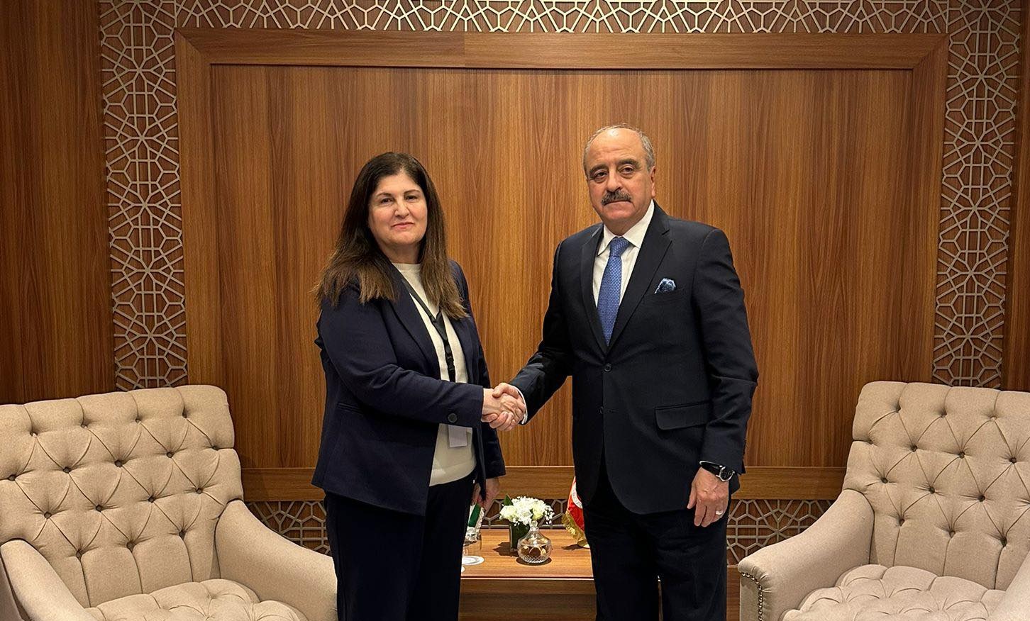 وزيرة الخارجية تلتقي وزير الشؤون الخارجية التونسي على هامش الاجتماع الاستثنائي لوزراء خارجية منظمة التعاون الإسلامي