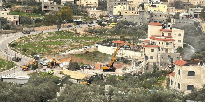 الاحتلال يهدم منزلا مكون من 4 طوابق في شقبا غرب رام الله