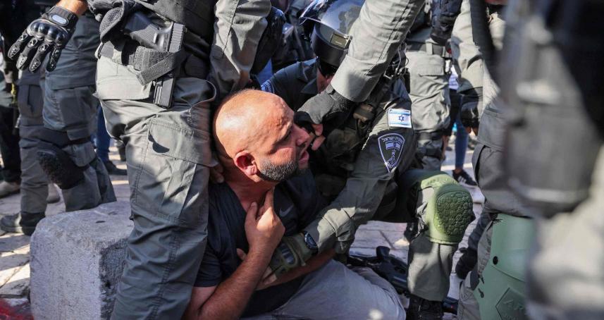 الاحتلال يعتقل شابا بعد الاعتداء عليه شمال القدس