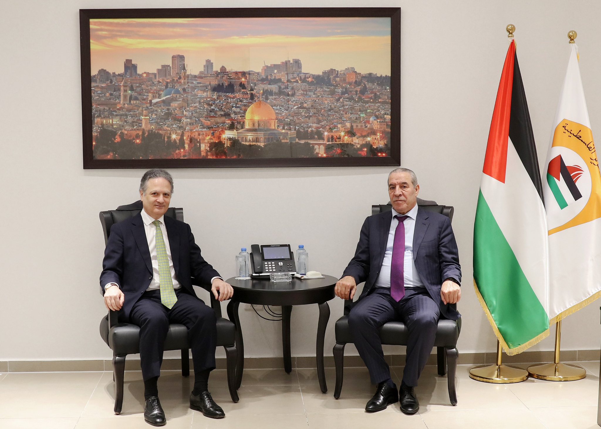 حسين الشيخ يستقبل القنصل الإسباني لدى دولة فلسطين
