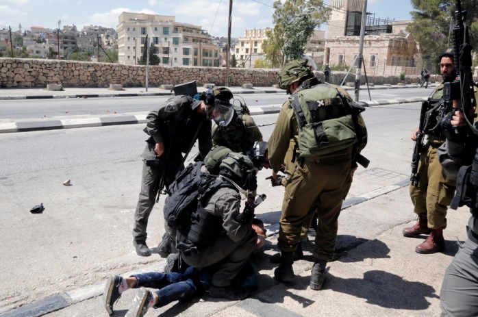 الاحتلال يعتقل ثلاثة مواطنين ويفتش منازل في الخليل