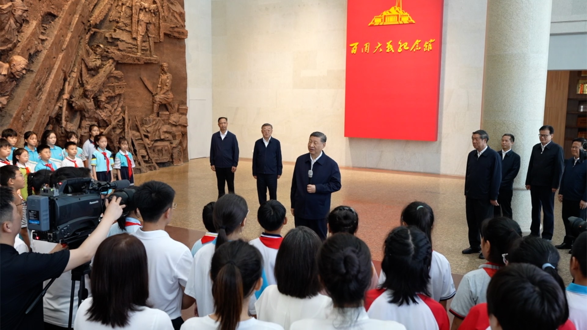 شي جين بينغ: عليكم أن تكونوا صينيين مستقيمين وشامخين ومعتزين بهويتكم الوطنية