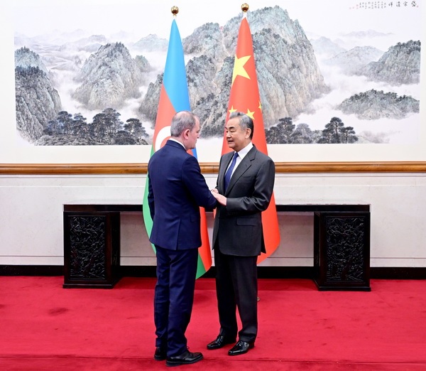 وزير الخارجية الصيني وانغ يي يعقد محادثات مع نظيره الأذربيجاني