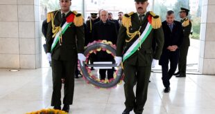 رئيس الوزراء يضع إكليل زهور على ضريح الشهيد أبو عمار لمناسبة الذكرى الـ61 لانطلاقة الثورة