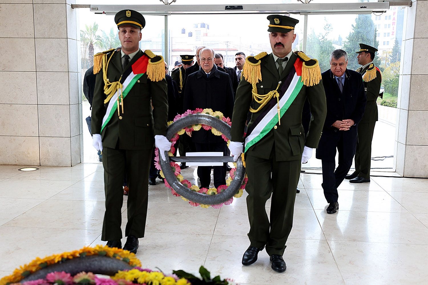 رئيس الوزراء يضع إكليل زهور على ضريح الشهيد أبو عمار لمناسبة الذكرى الـ61 لانطلاقة الثورة