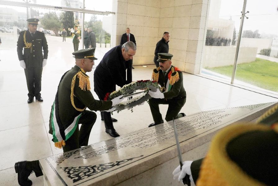 نائب الرئيس حسين الشيخ يضع إكليلا من الزهور على ضريح الشهيد أبو عمار لمناسبة الذكرى الـ61 لانطلاقة الثورة