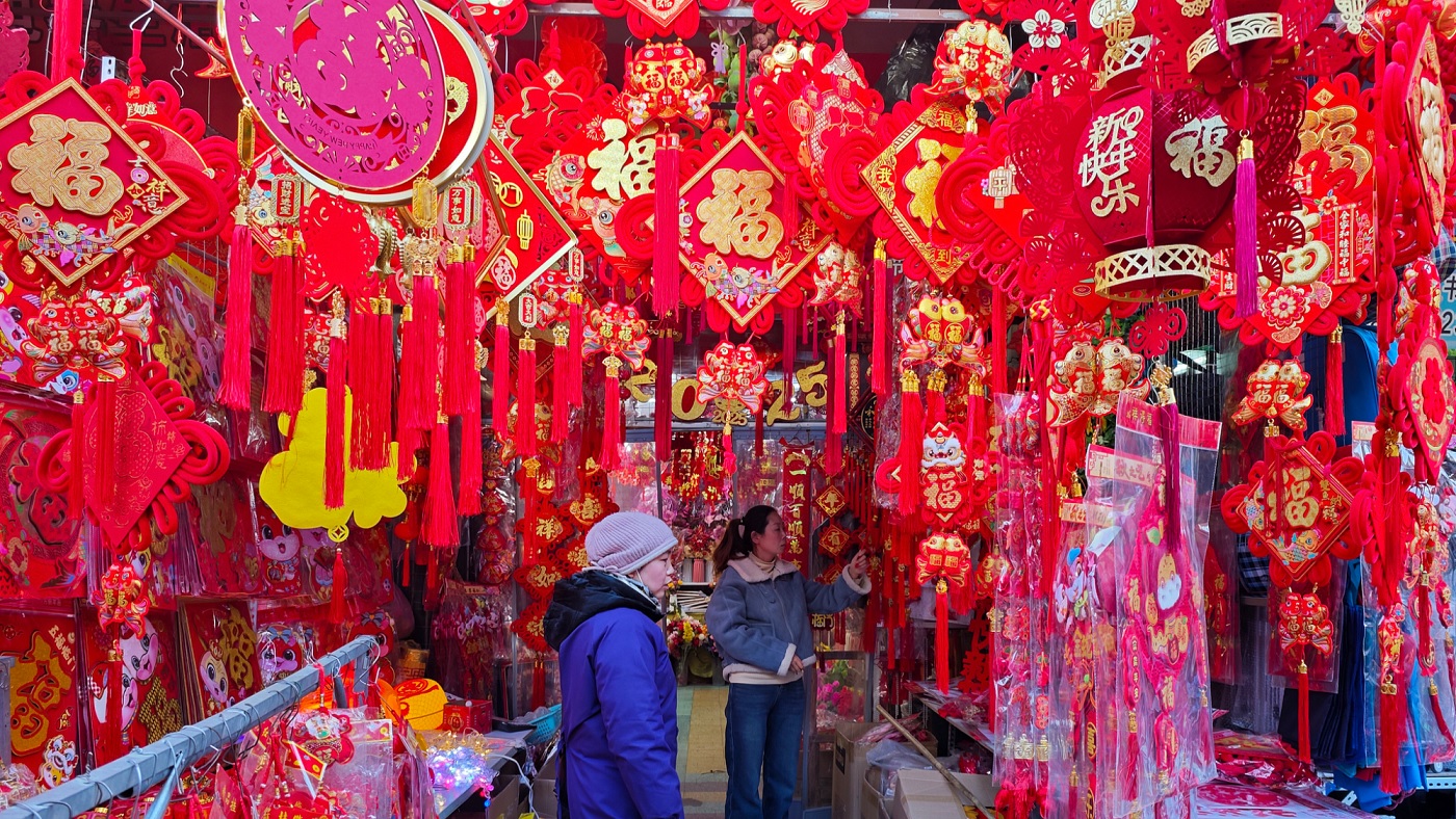 مختلف مناطق الصين تقيم مهرجانات الفوانيس والأسواق الخاصة للترحيب بقدوم عيد الربيع