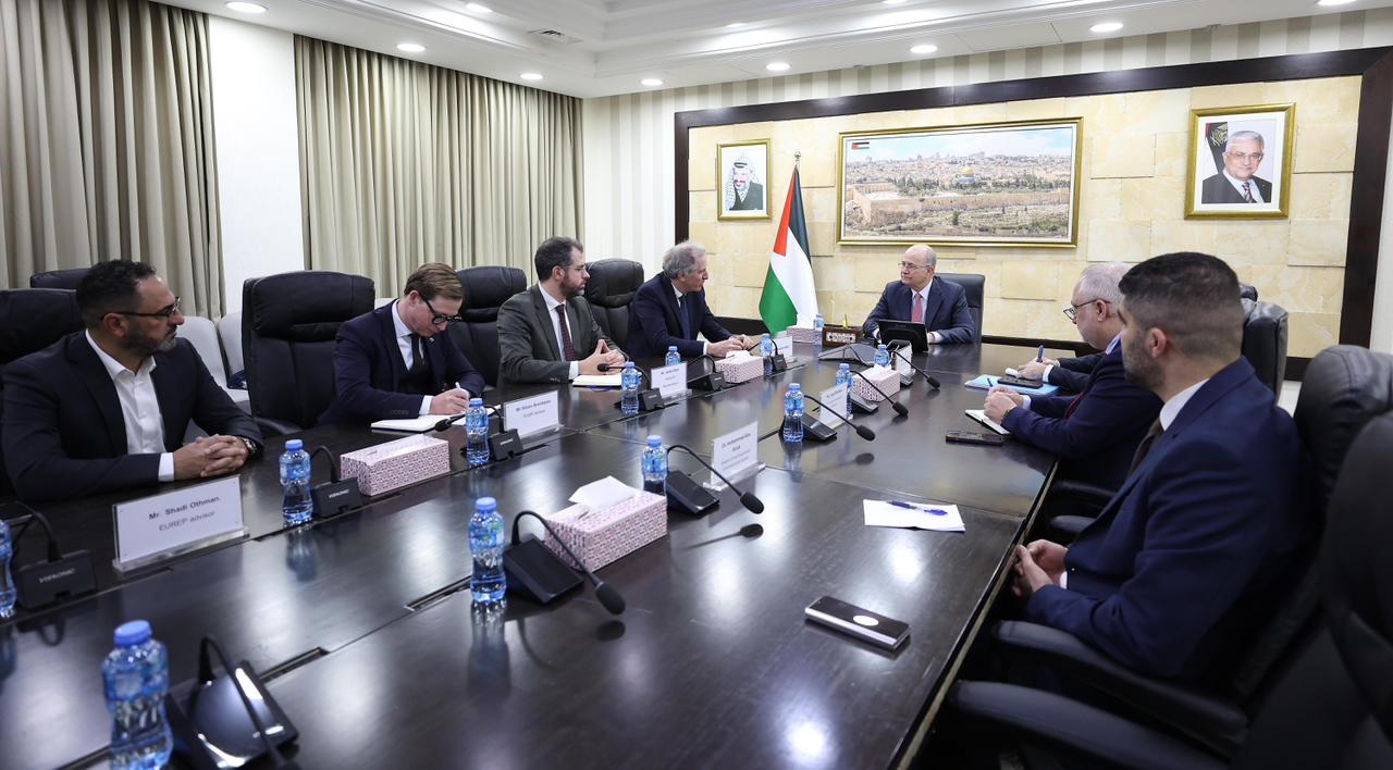 رئيس الوزراء يبحث مع المبعوث الأوروبي لعملية السلام المستجدات السياسية والأوضاع الميدانية