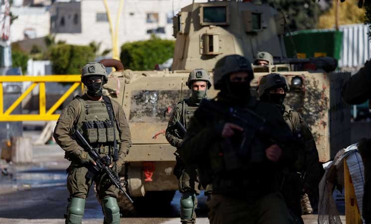 لليوم الثالث : الاحتلال يواصل مداهمة المنطقة الجنوبية في الخليل ويعتقل 7 مواطنين
