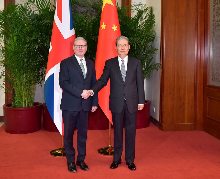 كبير المشرعين الصينيين يلتقي رئيس الوزراء البريطاني