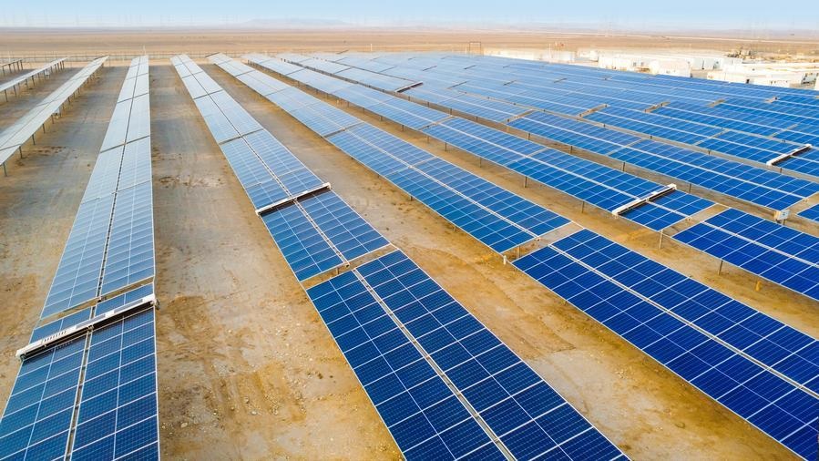 روبوتات صينية ذكية تعزز كفاءة محطات الطاقة الشمسية في الشرق الأوسط