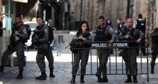 الاحتلال يبعد ثلاثة مقدسيين عن المسجد الأقصى